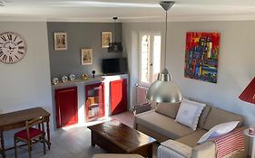 La Croquante Face Au Chateau